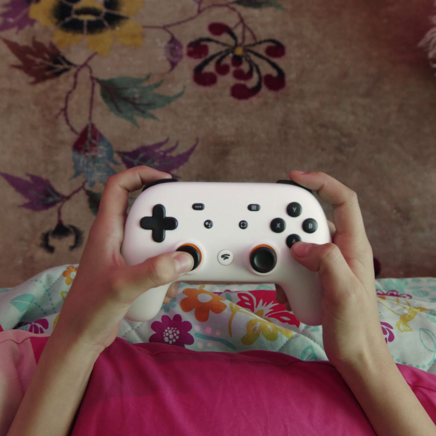 Google Stadia: periodo di lancio, prezzi e tutto quello che c'è da sapere 2 google stadia controller in hands 3840